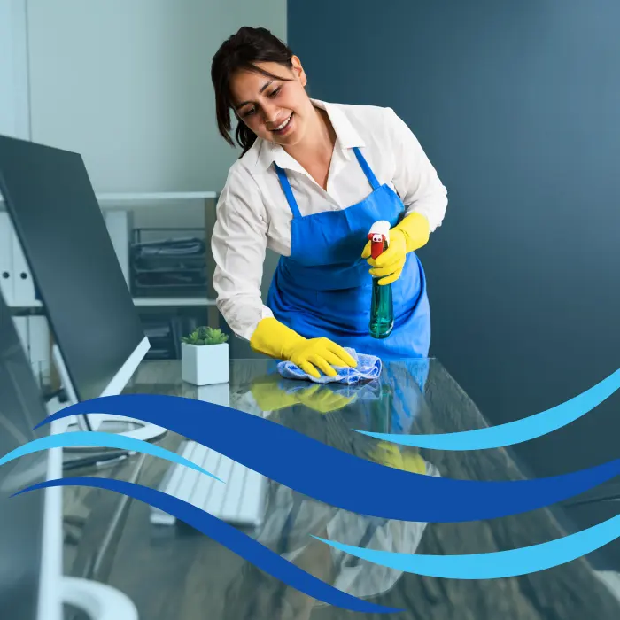 Trabajadores de Lavados+ Limpiando Oficina